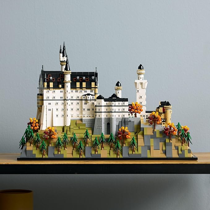 LEGO® Architecture: Neuschwanstein Castle (21063) - Image 6